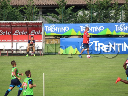 hamsik guarda compagni panchina 1