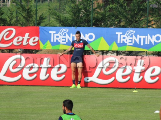 hamsik guarda i compagni fuori