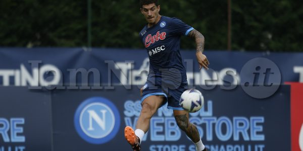 SSC Napoli's Italian defender Giovanni Di Lorenzo controls the ball during the afternoon training session on the seventh day of the preseason training camp of SSC Napoli 2022-23 in Val di Sole in Trentino, Dimaro Folgarida